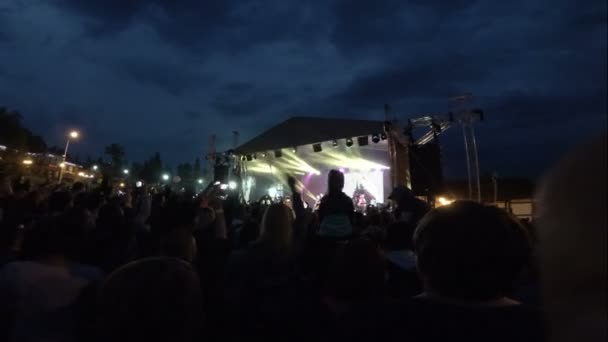 Fanoušci na rockový koncert. Festival pod širým nebem v noci — Stock video