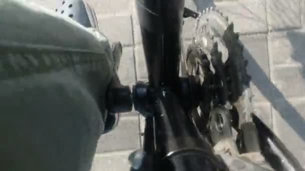 Nogi, które pedałują, zamykają rower. Miejski chodnik. — Wideo stockowe