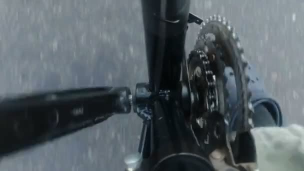 Les jambes qui pédalent le vélo se rapprochent. Le trottoir de la ville .