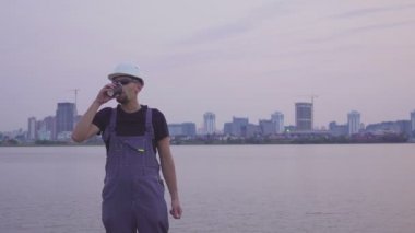 akşam kenti yakınlarındaki memnun inşaat işçisi kahve veya çay içer