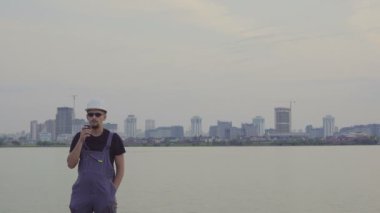 akşam kenti yakınlarındaki memnun inşaat işçisi kahve veya çay içer