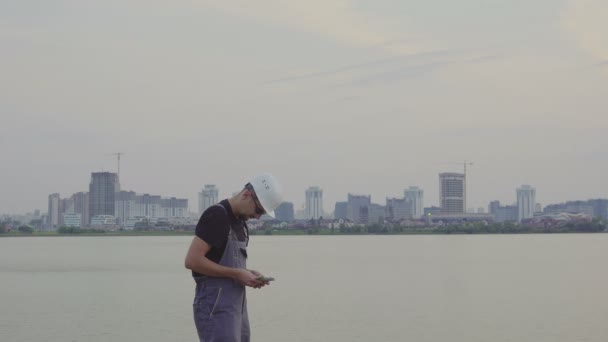 Constructor schetaet dinero en la hermosa ciudad de la noche al aire libre — Vídeos de Stock