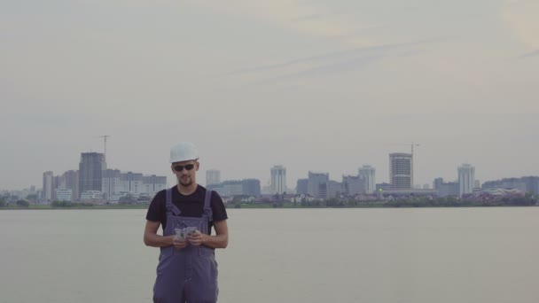 Construtor schetaet dinheiro na bela cidade da noite ao ar livre — Vídeo de Stock