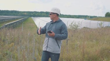 çalışan bir güneş güç istasyonu portresi. durgunluk ve kameraya konuşuyor. Röportaj