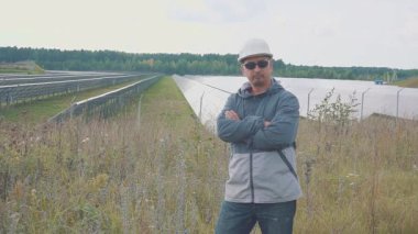 çalışan bir güneş güç istasyonu portresi. Gülen ve işareti başarı