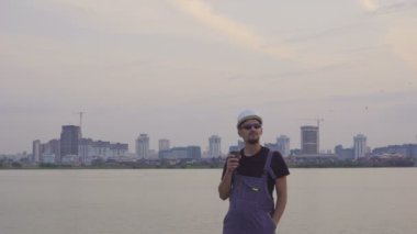 akşam kenti yakınlarındaki memnun inşaat işçisi kahve veya çay içer