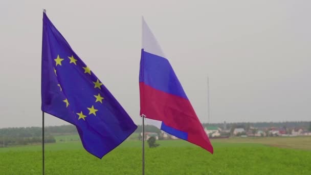 Videofahne der Europäischen Union und Russlands gegen den Himmel. das Konzept der Freundschaft und Versöhnung. — Stockvideo