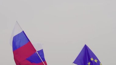 Gökyüzüne karşı video bayrak Avrupa Birliği ve Rusya. Dostluk ve barış kavramı.