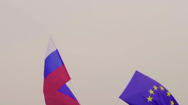 Video vlajka Evropské unie a Ruska proti obloze. Pojem přátelství a usmíření. — Stock video