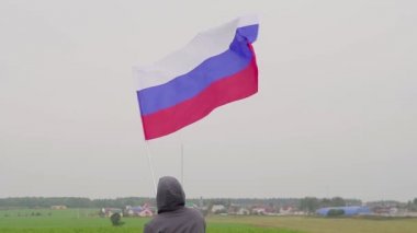 Rusya bayrağı karizmatik sakallı adam. Rus vatansever
