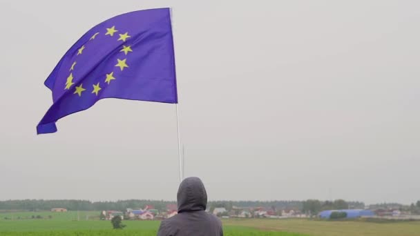 Ο άνθρωπος, κουνώντας μια σημαία της Ευρωπαϊκής Ένωσης το χειμώνα σε μια πλαγιά σκι — Αρχείο Βίντεο