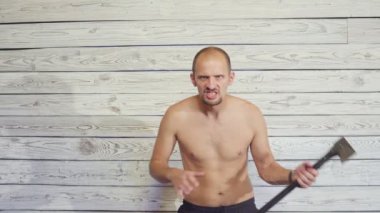 kapalı bir balta ile agresif ama komik manyak katil