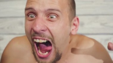 kapalı bir balta ile agresif ama komik manyak katil