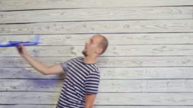 30-s adam oyuncak uçak ile oynuyor. Komik sahne.