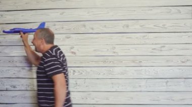 Komuta sizde oyuncak uçak ile oynuyor. Komik sahne.