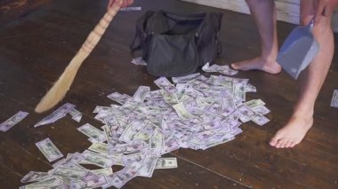 Süpürge yere çöp vurgunun dolar süpürür. Beklenmeyen servet kavramı