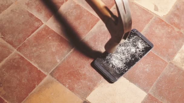 Hammerschlag gegen ein Smartphone, zerbrochenes Touchscreen-Glas in Zeitlupe. Scherben. — Stockvideo