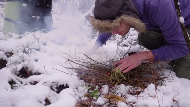 Fogata en el bosque de invierno y con mochila turística — Vídeos de Stock