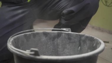 Bir sıva çözümü tarafından elle yapılan yöntem karıştırma. Ev yenileme