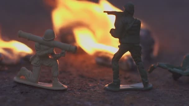 在火中的玩具士兵。战斗场面的模型。战争残酷的概念 — 图库视频影像