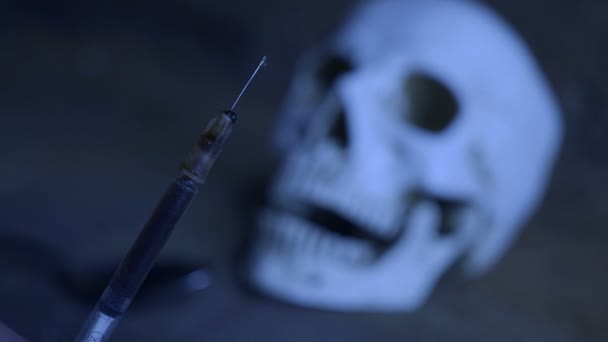 Dosis de heroína en una jeringa. fondo del cráneo. De cerca. — Vídeo de stock