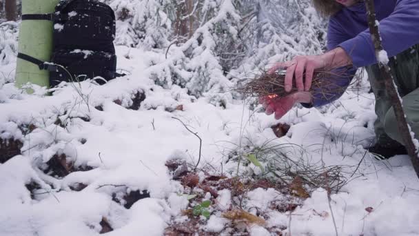 Lägereld i skogen vinter och med turist ryggsäck — Stockvideo