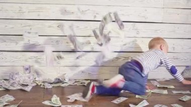 iki yaşında bir bebek çocuk ve düşen para. servet kavramı.