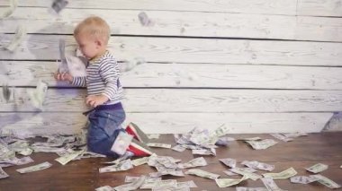 iki yaşında bir bebek çocuk ve düşen para. servet kavramı.