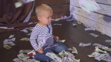 iki yaşında bir bebek çocuk ve düşen para. servet kavramı.