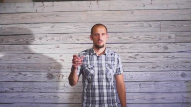 Sarhoş adam kötü hissediyor. Hıçkırık, içkiyi fazla.