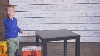 Çocuk yüksek sandalyede oturup dondurma yemek. şirin çocuk dondurma waffle koni tadını çıkarıyor. doğru görünüyor.