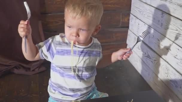 Dwoje uszu stare Baby dziecko w domu jedzenie spaghetti lub restauracja dla dzieci — Wideo stockowe
