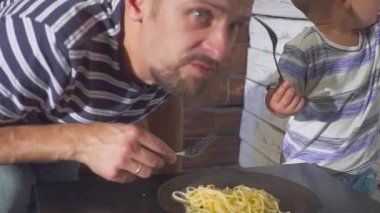 iki kulak eski Bebek Çocuk babasıyla evde spagetti veya çocuk Restoran yiyor