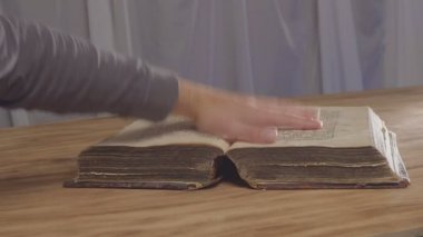 A mans palm eski olan kitabı İncil üzerine yemin ettim. Üstten üstten görünüm