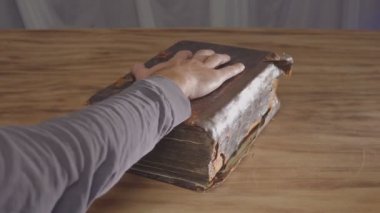 A mans palm eski olan kitabı İncil üzerine yemin ettim. Üstten üstten görünüm