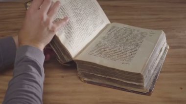Elinde erken Hıristiyanlık antik bir kitap açın. Doğu Avrupa'dan Ortaçağ İncil.