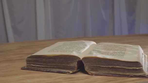 Öppna gamla vintage bok är på bordet — Stockvideo