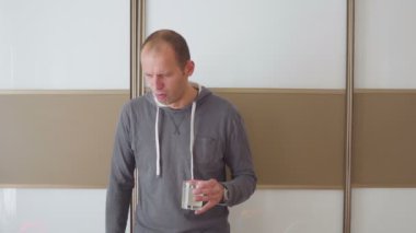 Hasta Adam kusuyor, burnunu darbeler ve ilaç içer