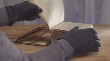 Elinde erken Hıristiyanlık antik bir kitap açın. Doğu Avrupa'dan Ortaçağ İncil.