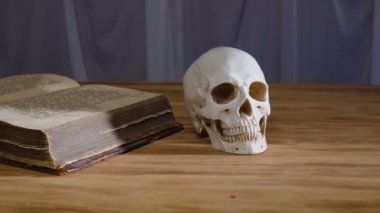 sihirli rite. Antik kitap ve insan kafatası. Cadılar Bayramı için kavramı