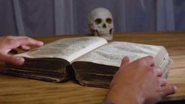 sihirli rite. Antik kitap ve insan kafatası. Cadılar Bayramı için kavramı