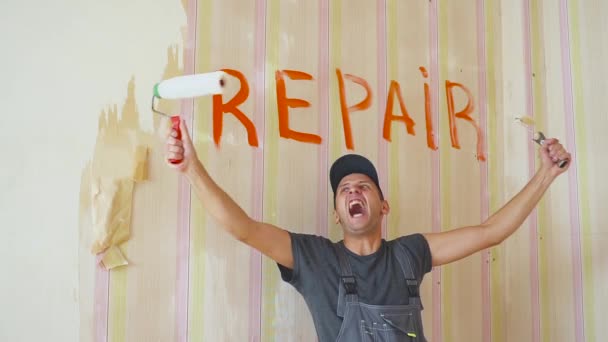 Pintor Salta Alegremente Dança Perto Reparo Inscrição Tenho Uma Boa — Vídeo de Stock