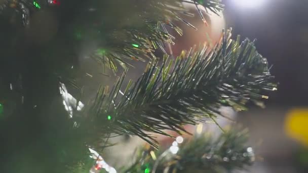 Niño jugando con una bicicleta donada cerca del árbol de Navidad — Vídeos de Stock