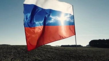 yavaş hareket ve güneş peyzaj tarafından yaktı geri uçan Rus tricolor bayrak