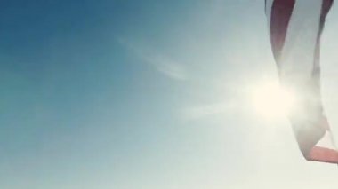 Gökyüzüne peyzaj yakınındaki Amerikan bayrağı