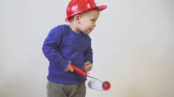 Successful painter worker boy on the background of construction — Stock Video