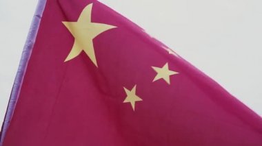 Çin bayrağı sallayarak. Bayrak, halkların Çin Cumhuriyeti mavi gökyüzü.