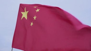 Çin bayrağı sallayarak. Bayrak, halkların Çin Cumhuriyeti mavi gökyüzü.