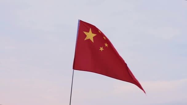 Chinese vlag zwaaien. Vlag van de volkeren van China tegen de blauwe hemel. — Stockvideo