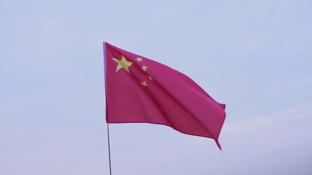 Розмахуючи китайський прапор. Прапор з народами Китаю проти синього неба. — стокове відео